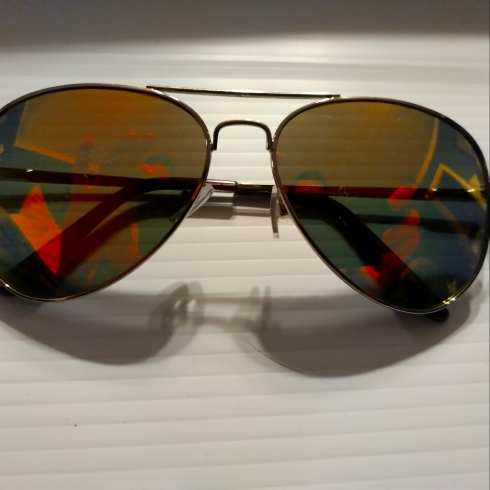 Air force sunglasses, silver frame , kind of a tan mirror tint.